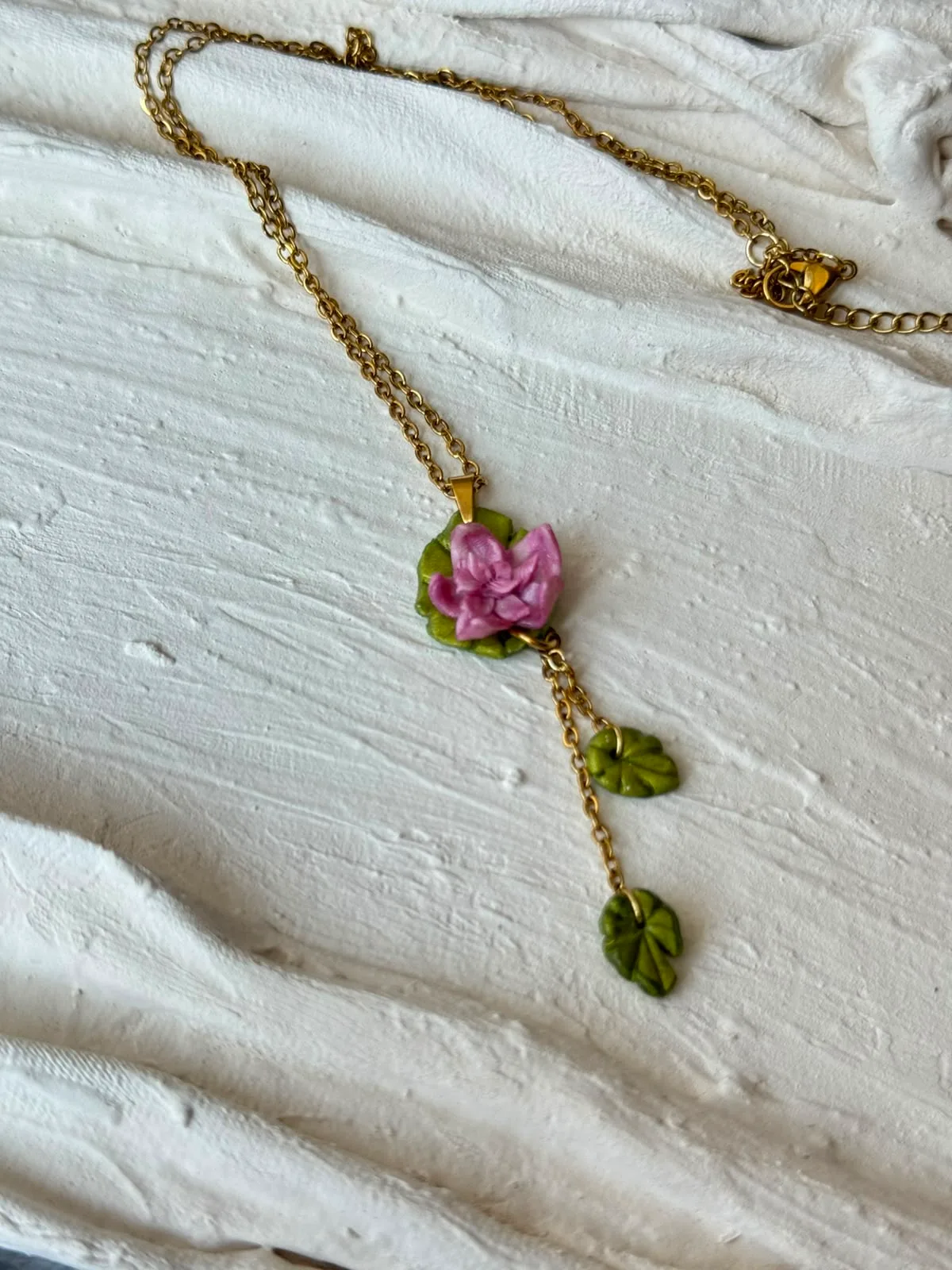 Nilüfer Kolye — Lavinia Clay Design el yapımı tasarım