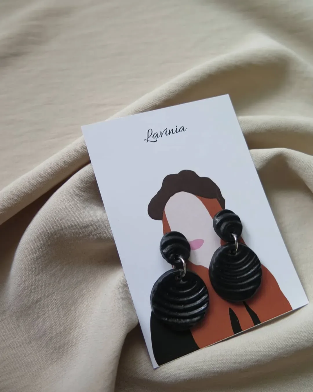Siyah Detaylı Küpe — Lavinia Clay Design el yapımı tasarım