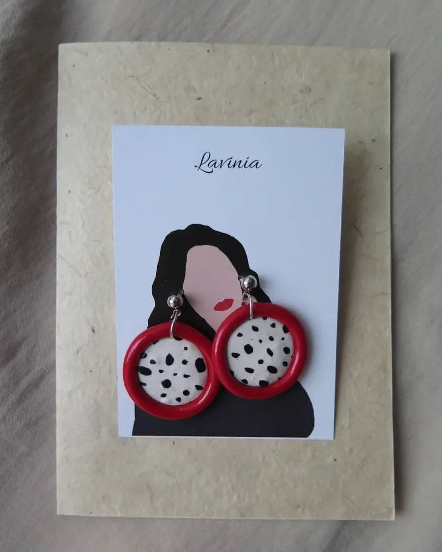Kırmızı Çerçeveli Dalmaçya Desen Küpe — Lavinia Clay Design el yapımı tasarım