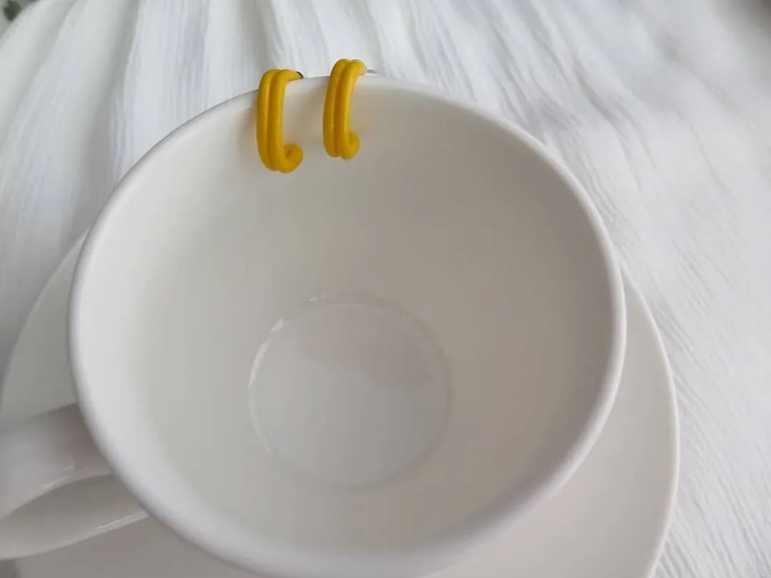 Mini İki Çizgili Sarı Küpe — Lavinia Clay Design el yapımı tasarım