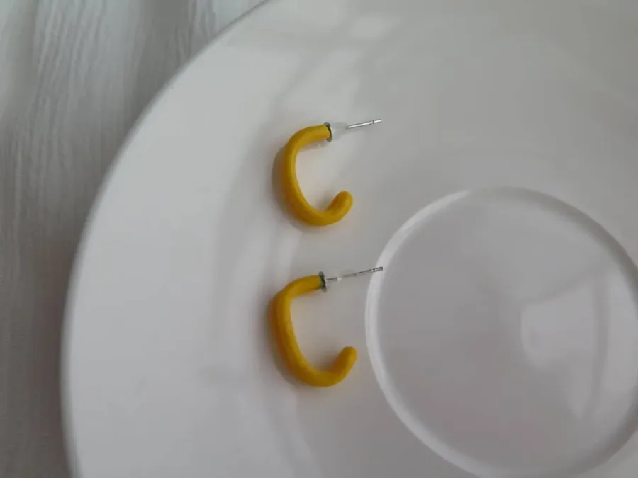 Mini İki Çizgili Sarı Küpe — görsel 2