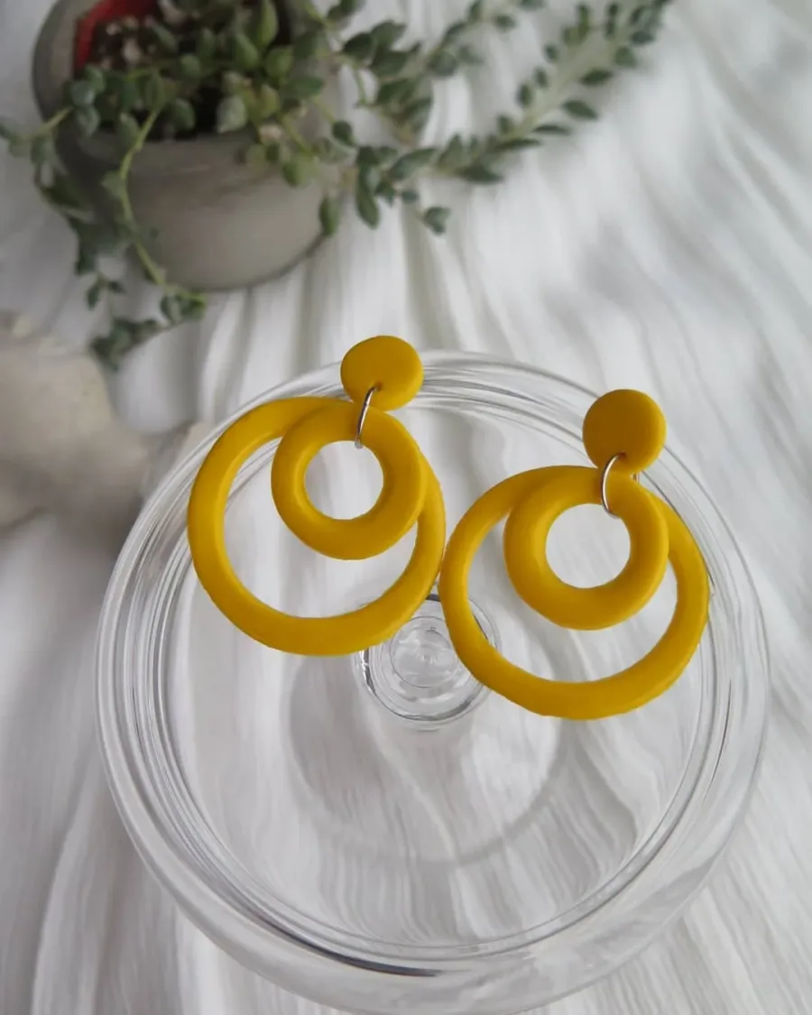 Sallanan Daireli Sarı Küpe Modeli — Lavinia Clay Design el yapımı tasarım