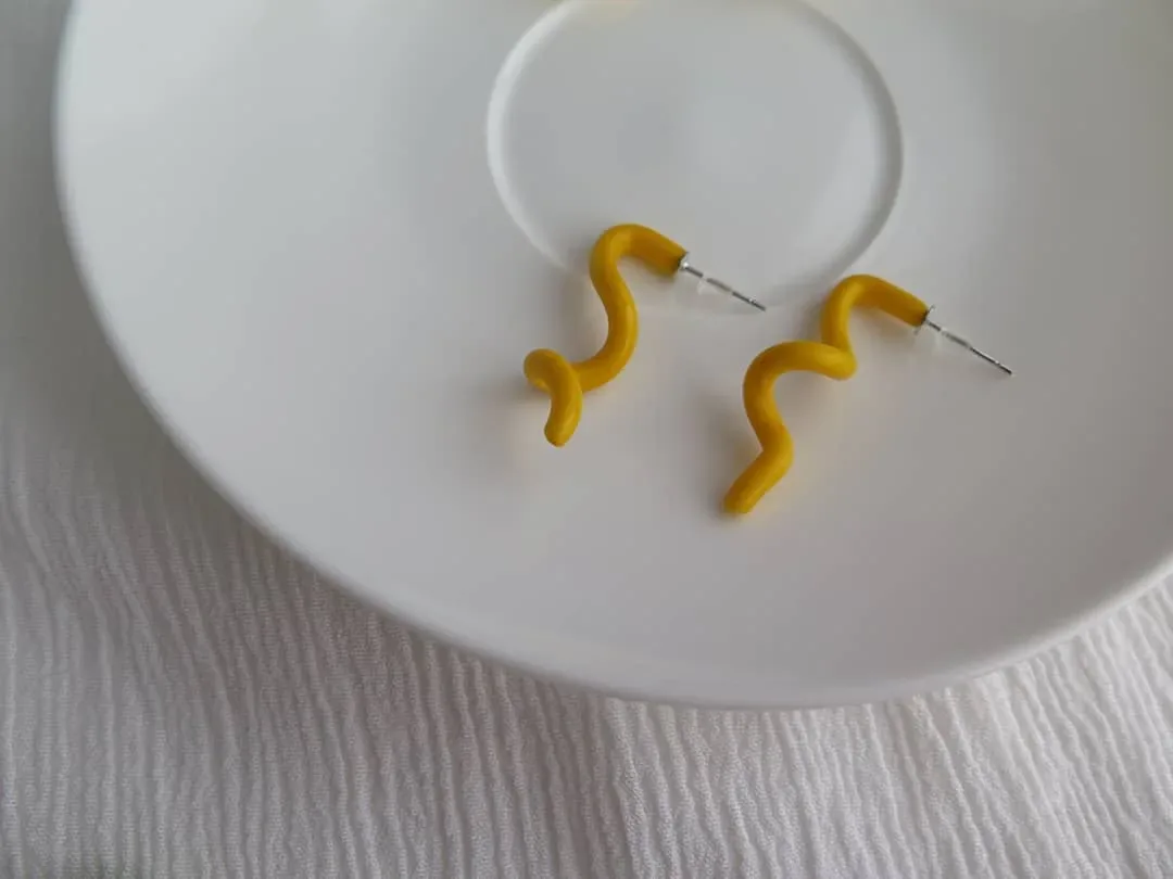 Curly Mini Sarı Küpe Modeli — Lavinia Clay Design el yapımı tasarım