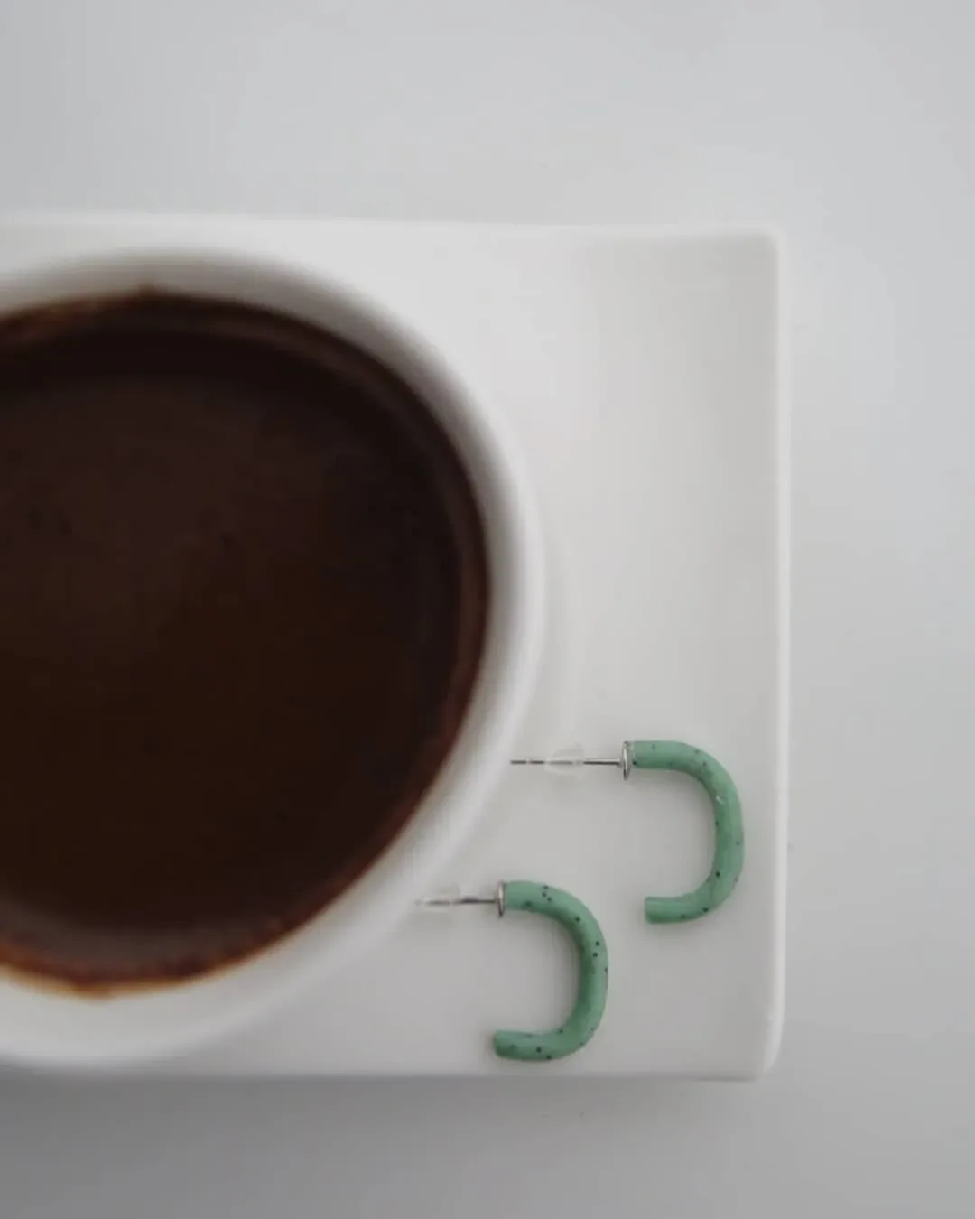 Minimal Doğal Taş Desenli C Küpe — Lavinia Clay Design el yapımı tasarım