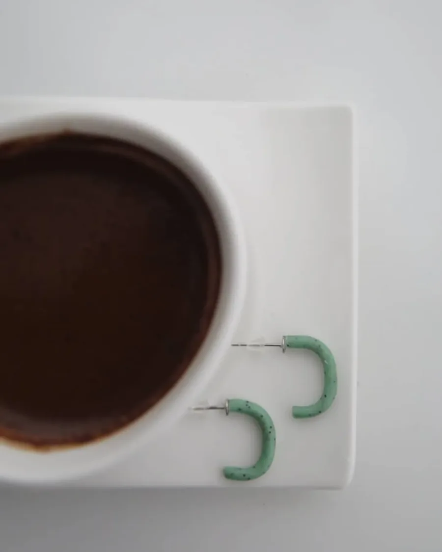 Minimal Doğal Taş Desenli C Küpe — Lavinia Clay Design el yapımı tasarım