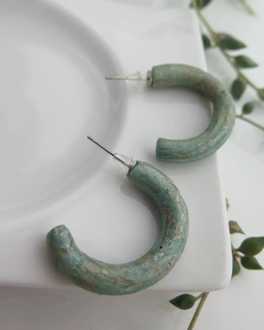 Yeşil, Mavi ve Gri Tonları Halka Küpe — Lavinia Clay Design el yapımı tasarım