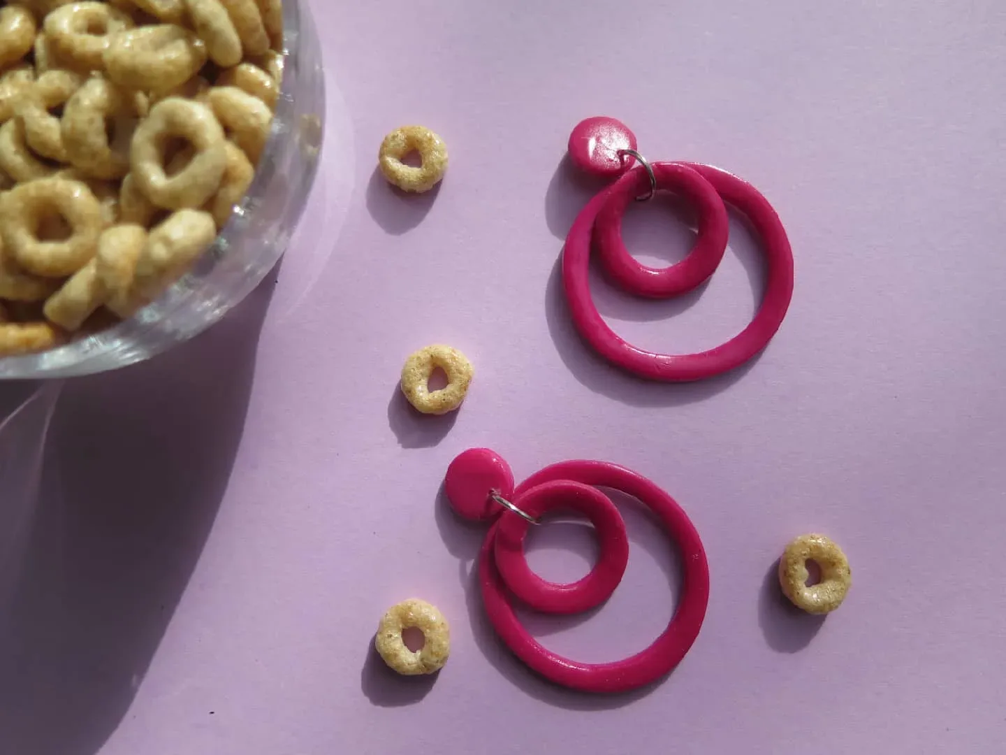 Yazlık rengiyle Cadre pembe küpe çifti — Lavinia Clay Design el yapımı tasarım