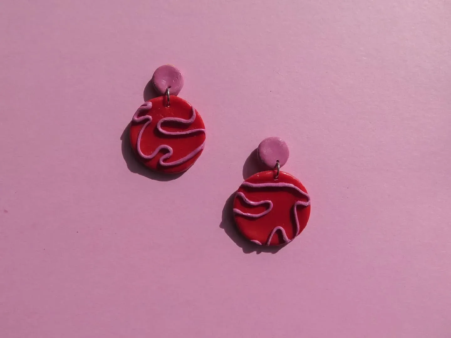 Yaza uygun rengiyle Corde Kırmızı Pembe Küpe Çifti — Lavinia Clay Design el yapımı tasarım